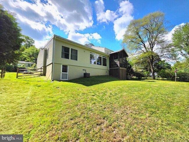 Building Photo - 10930 Howland Dr