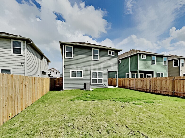 Building Photo - 2725 Lillybrook Ln