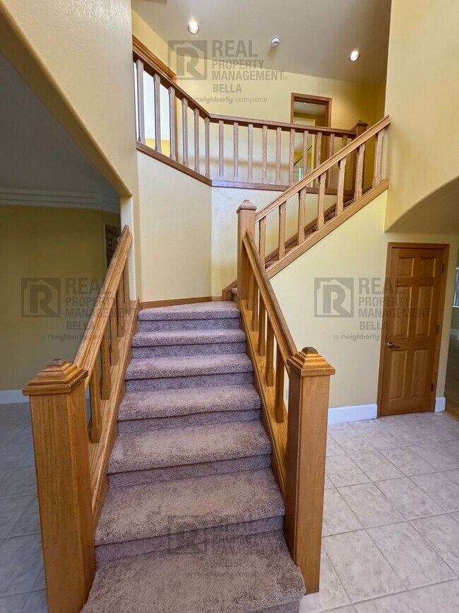 Building Photo - Waterfront Living in Canyon Lake!