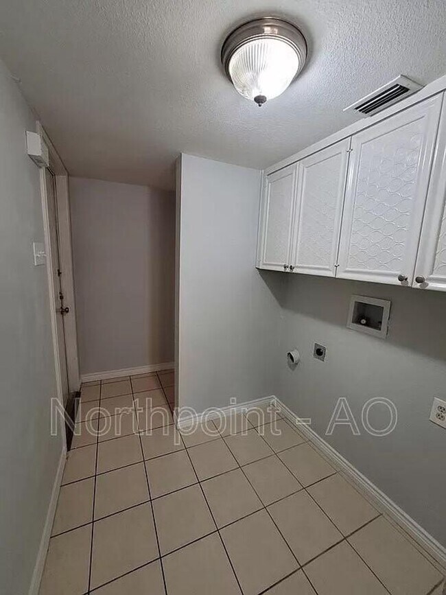 Building Photo - 3 BR/2BA | Renovated Single Family Home |Gated backyard!