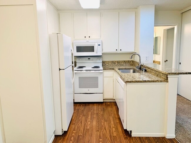 Building Photo - TOP FLOOR 1BD/1BA CONDO AVAILABLE AT THE PLAZA IN PACIFIC BEACH - $2,495/mo