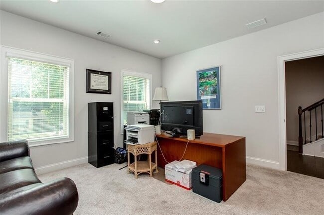 Building Photo - Large 3 Bedroom Luxury Townhome on Silver ...