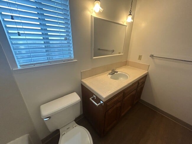 Building Photo - 3 bedroom 2 bath in central Visalia!