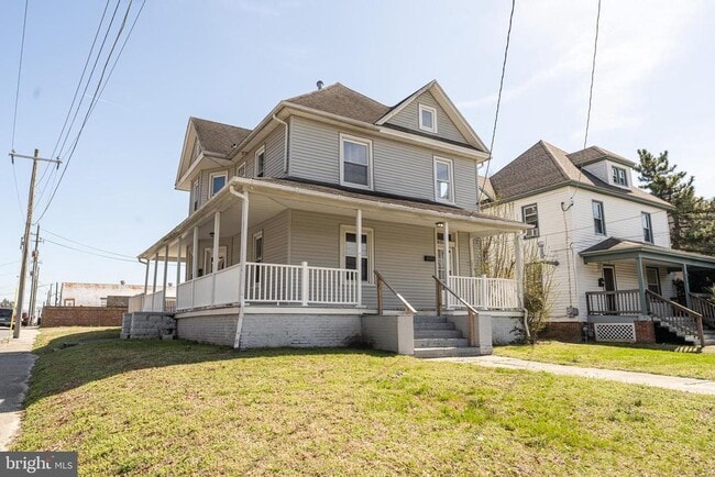 Building Photo - 915 N Division St