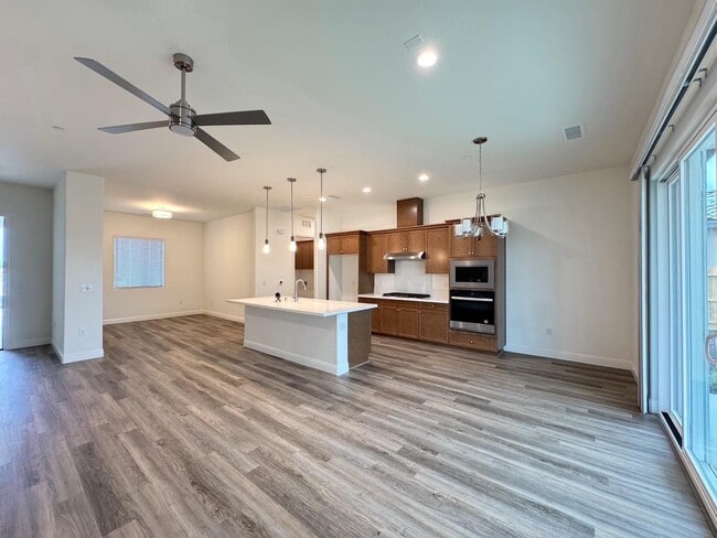 Building Photo - 2042 Daffodil St