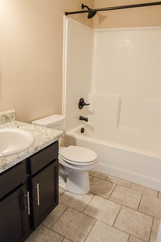 Building Photo - Pet Friendly Three Bedroom!