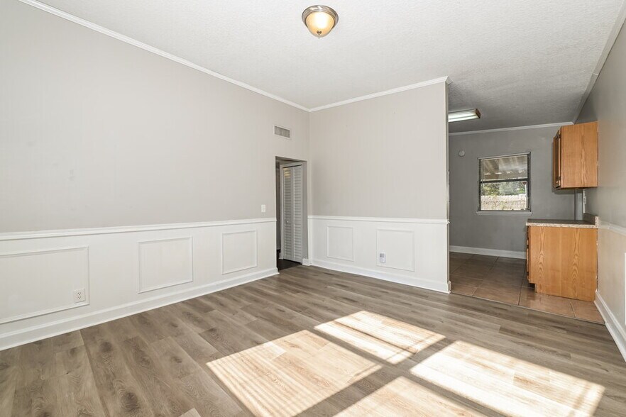 Building Photo - 2611 Lowes Pl