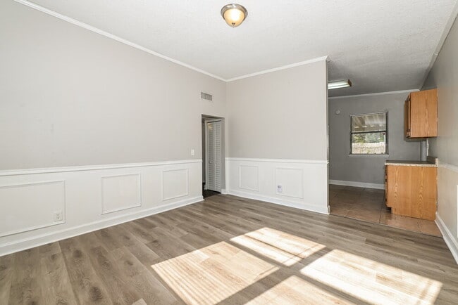 Building Photo - 2611 Lowes Pl