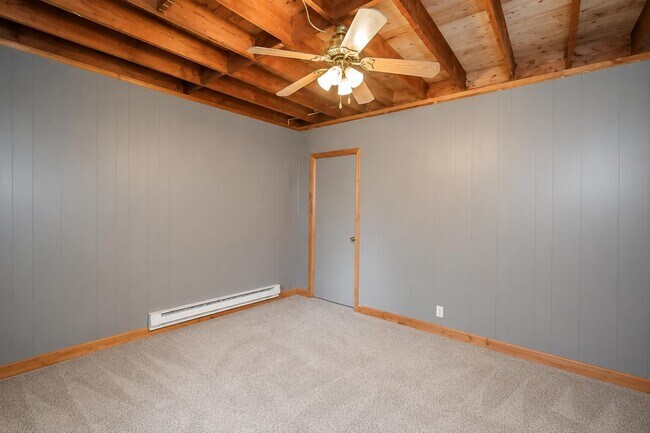 Building Photo - 208 N Lewis Ct