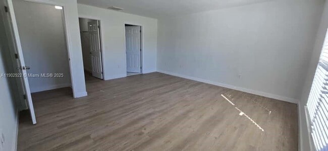 Building Photo - 1509 Sara Ave S