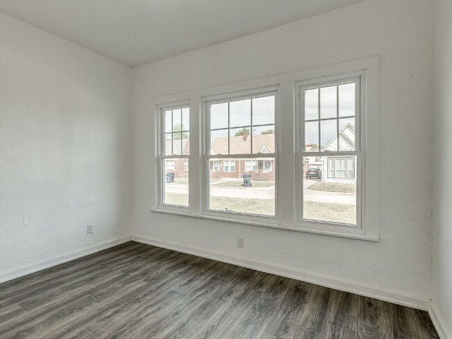 Building Photo - Beautifully Updated Bungalow!