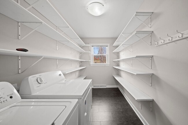 Building Photo - Spacious 4BR (or 3BR + Bonus) with 2 Living Rooms, Screened Porch & 4-Car Garage