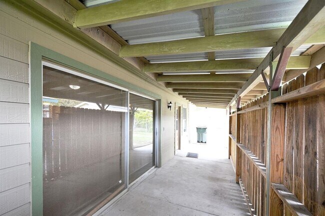 Building Photo - 517 E Martindale St