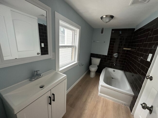 Building Photo - CHARMING, 1 BEDROOM UPPPER LEVEL DUPLEX
