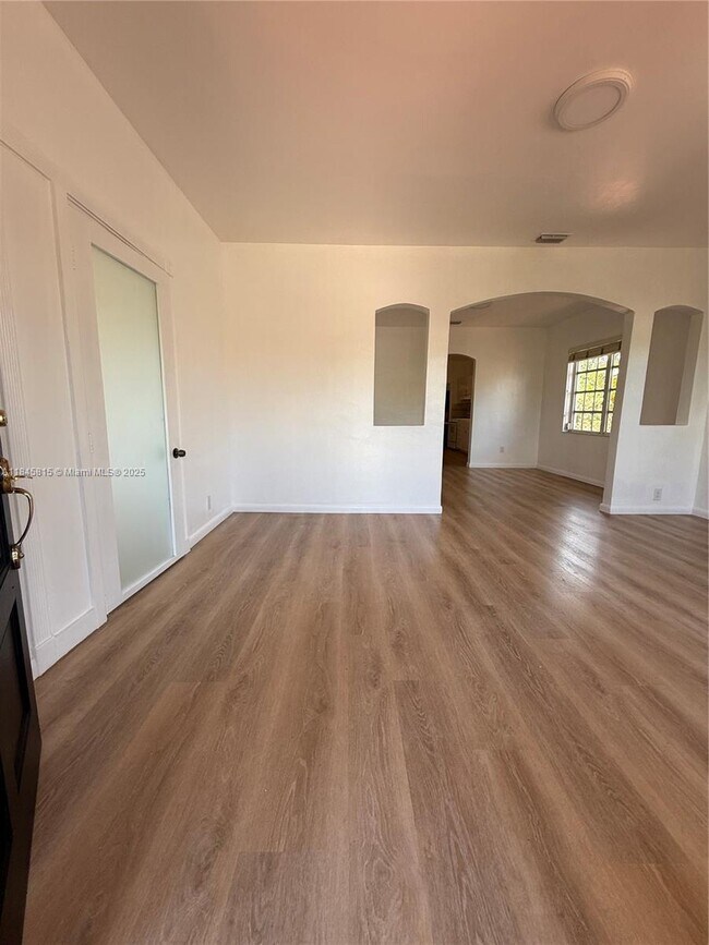Building Photo - 1218 SW 11th Ave