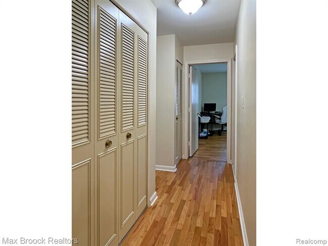 Building Photo - 801 W Long Lake Rd