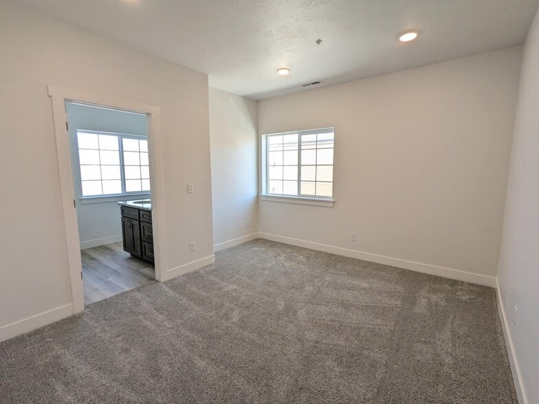 Building Photo - 1561 110