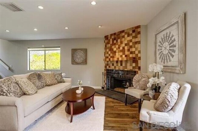 Building Photo - Gorgeous Tri-Level End Unit Home