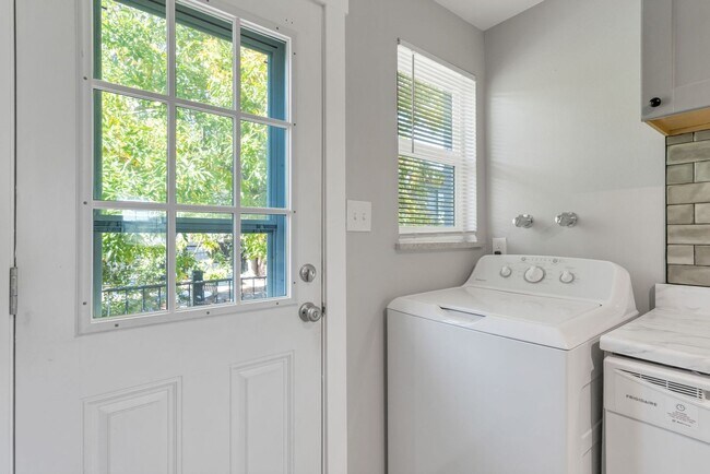 Building Photo - Newly Remodeled 2 Bed, 1 Bath Condo in the Goldsmith Neighborhood!