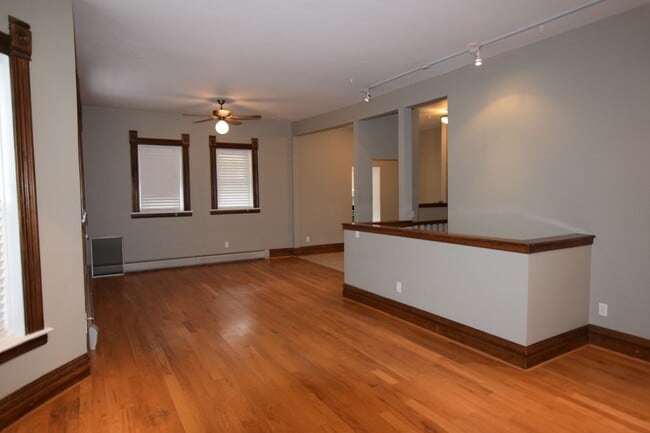 Building Photo - Spacious, Beautiful 1 Bed/1.5 Bath Condo i...
