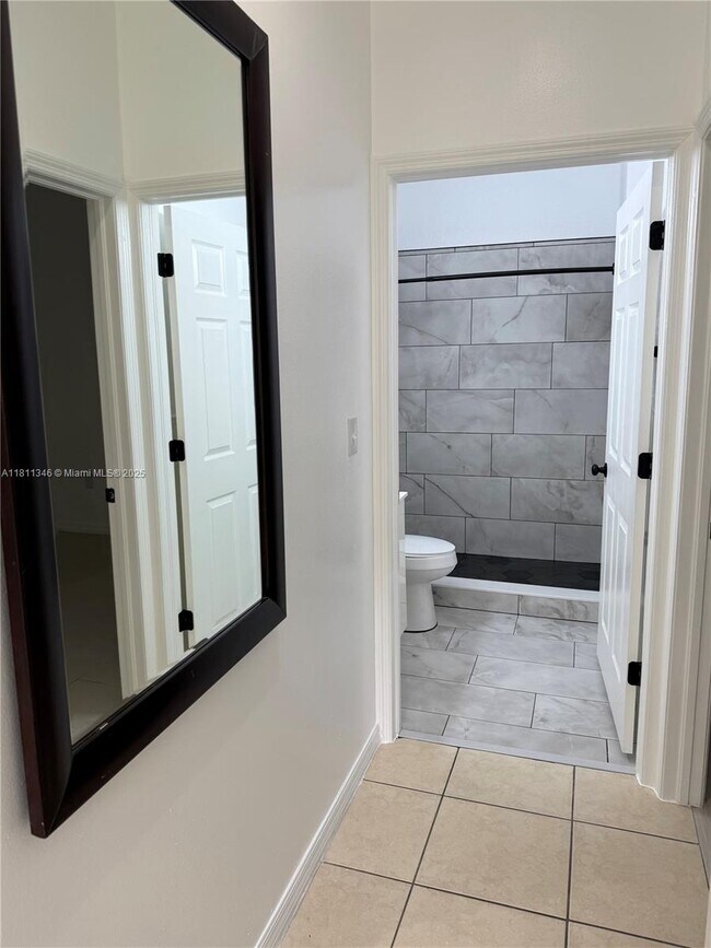 Building Photo - 4285 NE 10th Ct