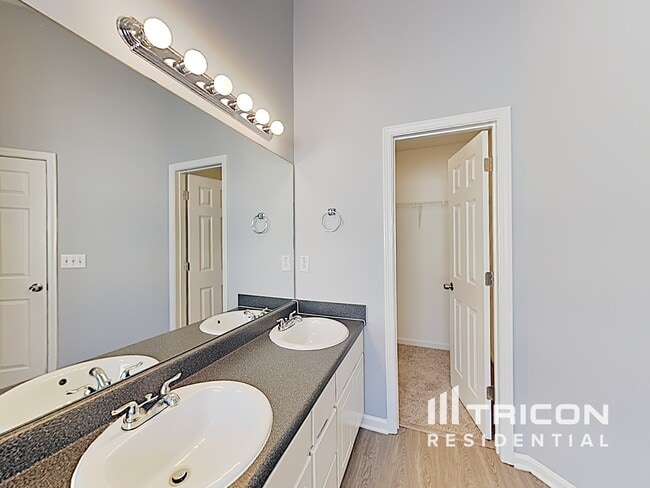 Building Photo - 5876 Colonnade Dr