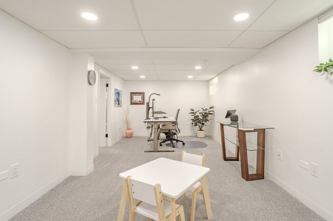 Building Photo - 715 Lamon Ave