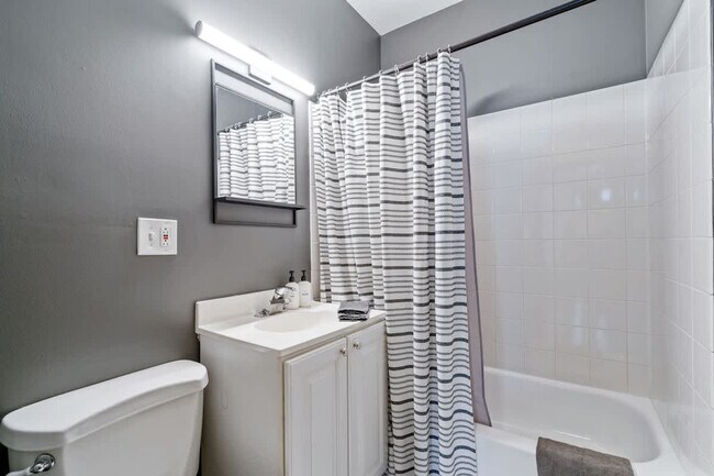 Building Photo - 1708 W Waveland Ave