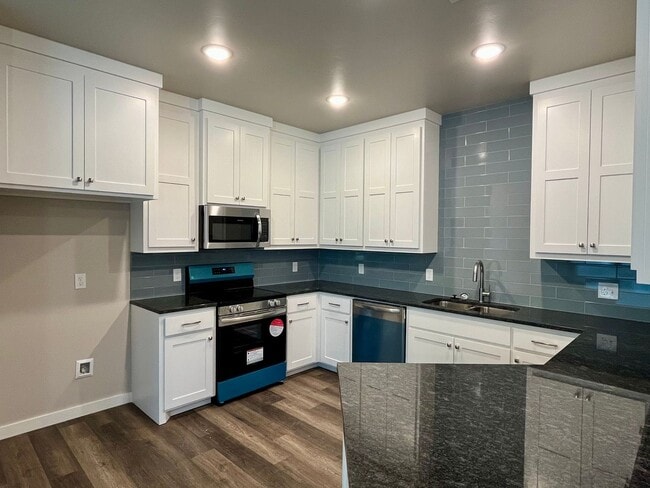 Building Photo - Large 1 Bed, 1 Bath in Beautifully Well-Maintained Neighborhood!! New Construction!!