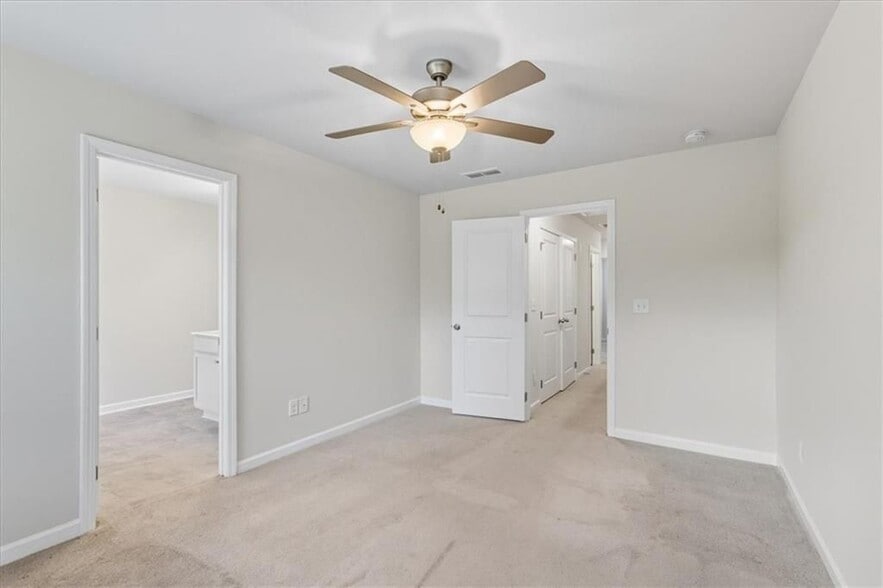 Building Photo - 2832 Saratoga Lake View