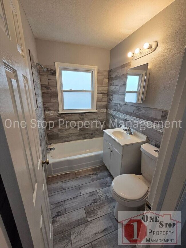 Building Photo - Beautiful 2 Bedroom 1 Bathroom in Kansas City!