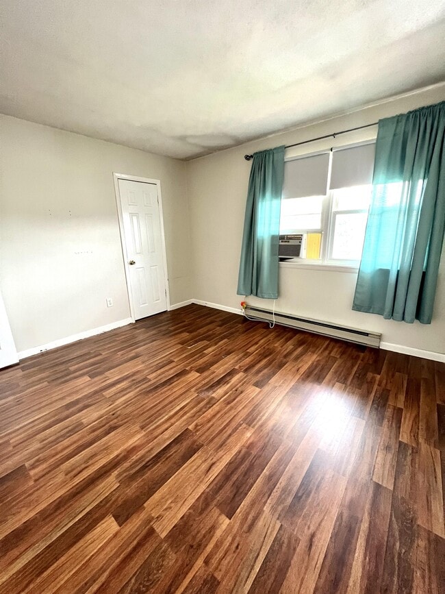 Building Photo - 10 Dorsey Ln