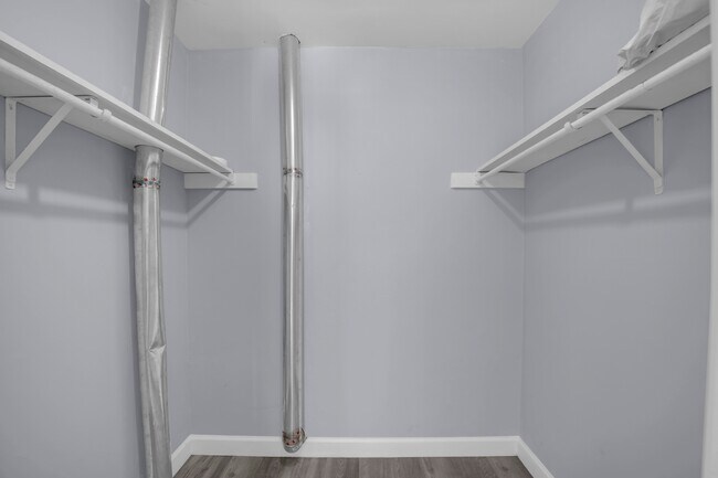 Building Photo - 1206 Hi Stirrup