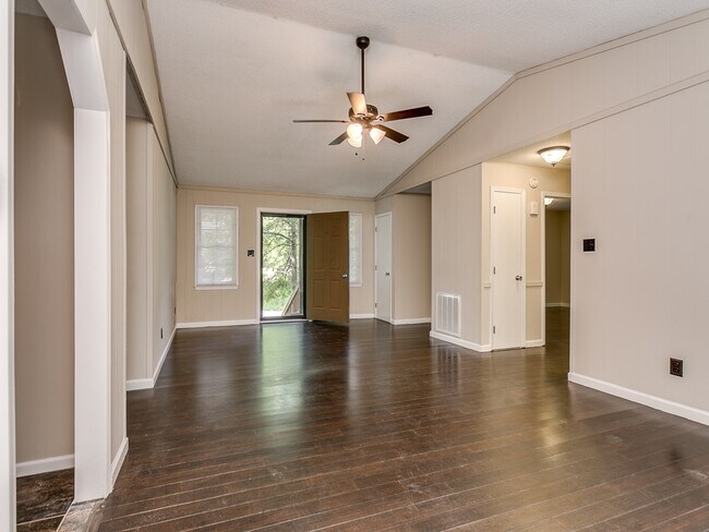 Building Photo - Spacious 3-Bed Home in District 6! Private...