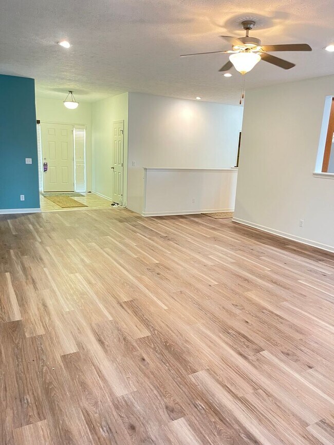 Building Photo - Spacious home in super nice neighborhood in Northwest Omaha