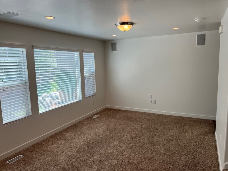 Building Photo - 14285 South Side Hill Ln