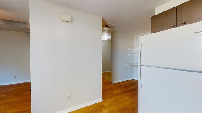 Building Photo - 725 Peppertree Dr
