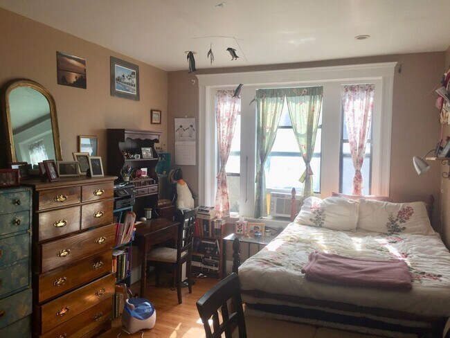 Building Photo - WOW!!!  NICE BRIGHTON 2 BED NEAR CLEVELAND CIRCLE
