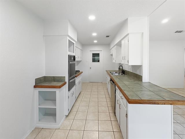Building Photo - 2120 Vickie Dr