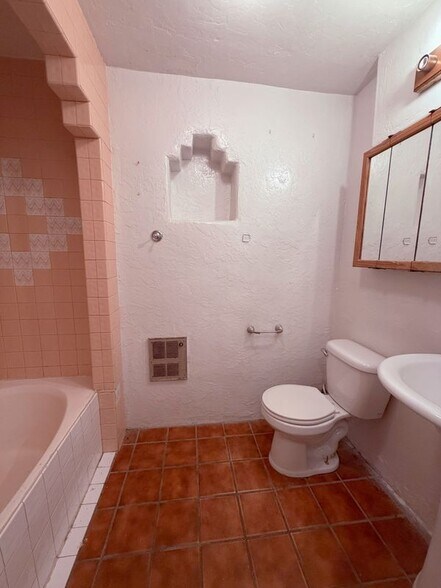 Building Photo - 1235 W Ontario St