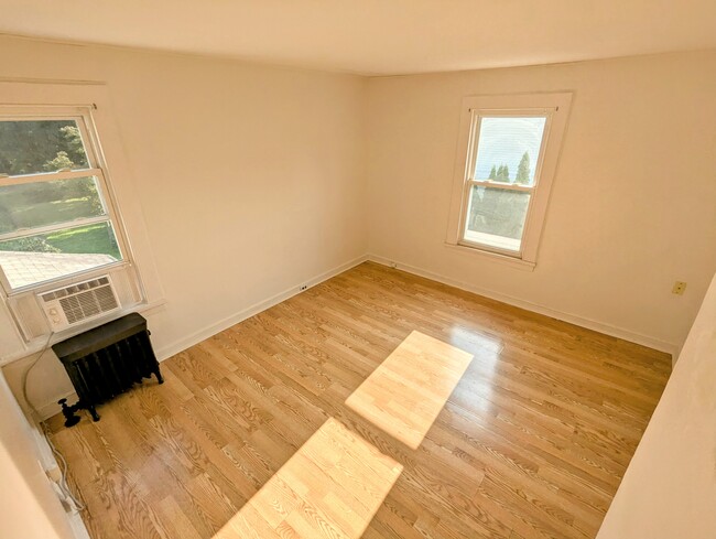 Building Photo - 51 Maple St