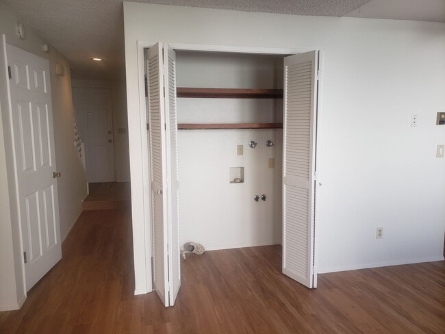 Building Photo - Spacious Townhouse with Two Car Garage!