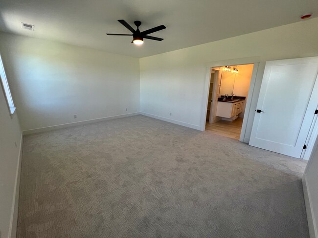 Building Photo - 210 Bogey Ln