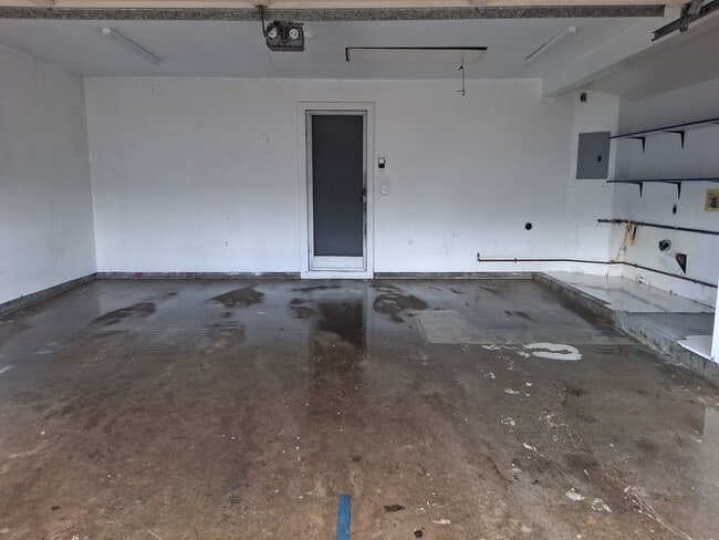 Building Photo - 3 bdroom, 2.5 bath