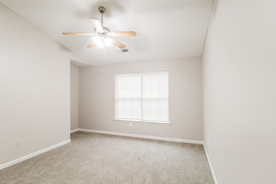 Building Photo - 401 Kendall Ln