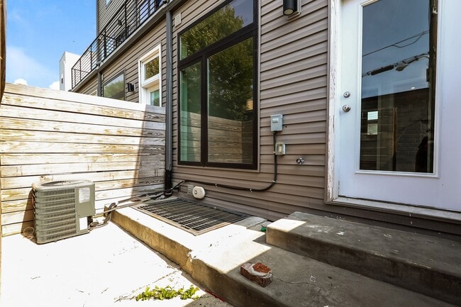 Building Photo - 2102 N Percy St