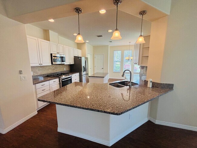 Building Photo - Beautiful movie in ready, large 2/2 in Ocala Preserve - All ages