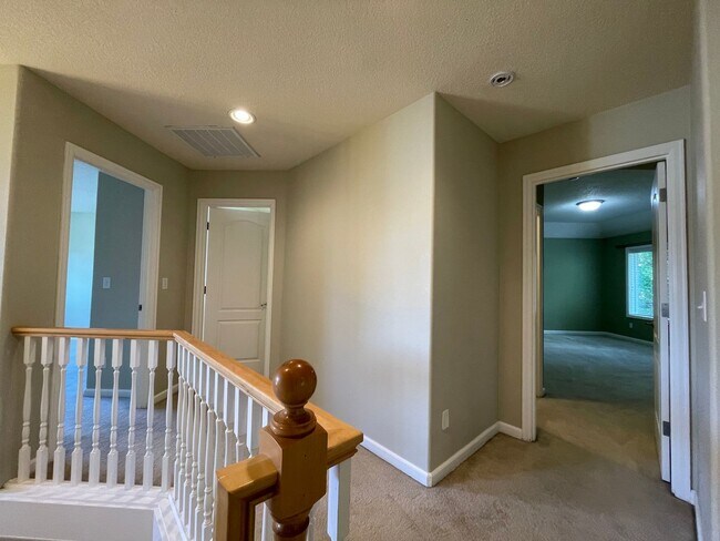 Building Photo - 5 Bed 2.5 Bath + a Den in Tigard/Bull Mountain - Solar Panels, Central A/C and More!