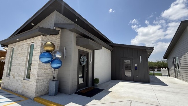 Building Photo - 4004 Peach Ln