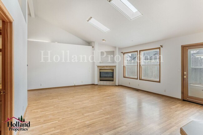 Building Photo - Pet-Friendly Hillsboro Home with Brand New Carpets and Fresh Paint!